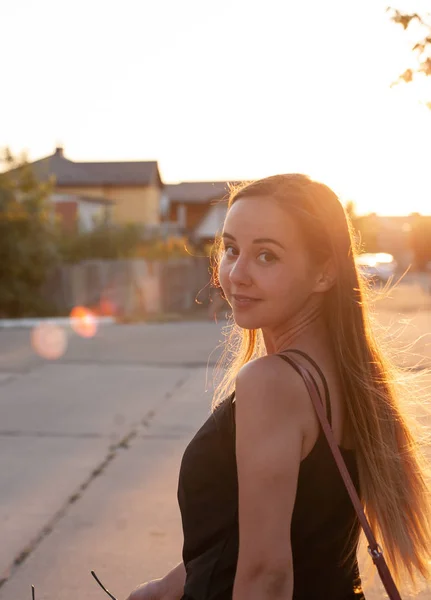 美しい若い女の子が日没時に歩きます ライフスタイルの自由 瞬間を楽しむというコンセプト — ストック写真