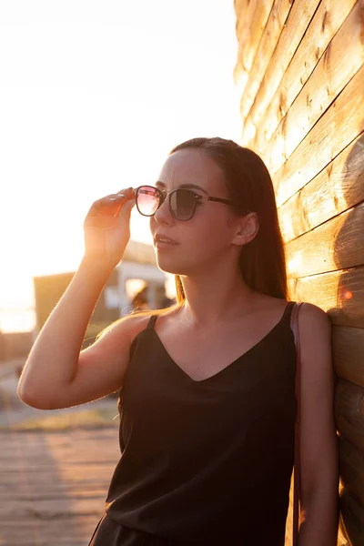 Krásná Mladá Dívka Kráčí Během Západu Slunce Svoboda Životního Stylu — Stock fotografie