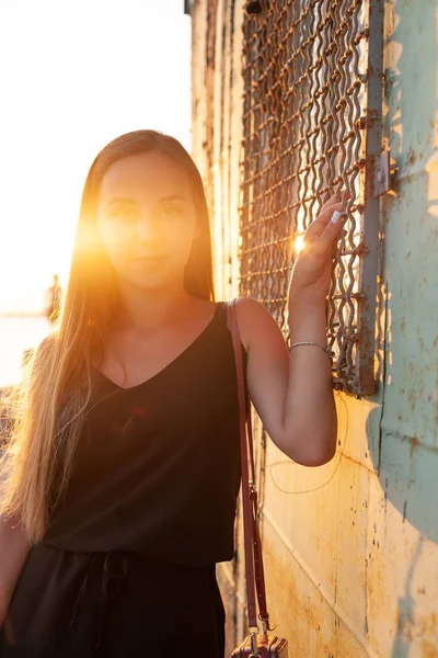 Uma Linda Menina Caminha Durante Pôr Sol Liberdade Estilo Vida — Fotografia de Stock