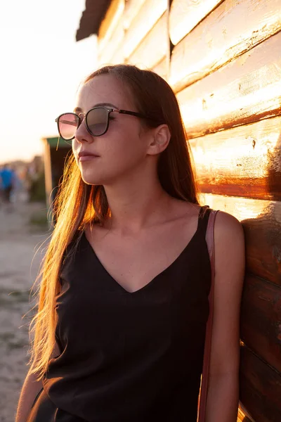 Ein Schönes Junges Mädchen Geht Bei Sonnenuntergang Spazieren Freiheit Lebensstil — Stockfoto