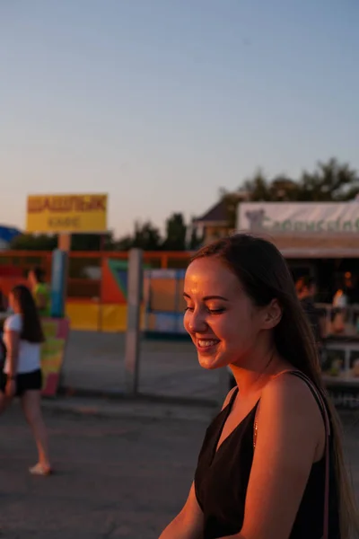 Uma Linda Menina Caminha Durante Pôr Sol Liberdade Estilo Vida — Fotografia de Stock