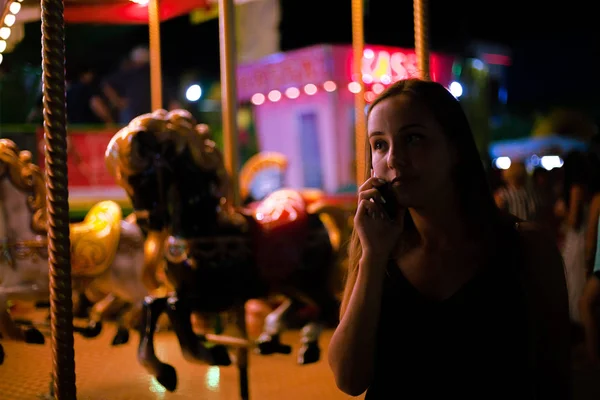 Hermosa Chica Luces Neón Por Noche Parque Atracciones — Foto de Stock