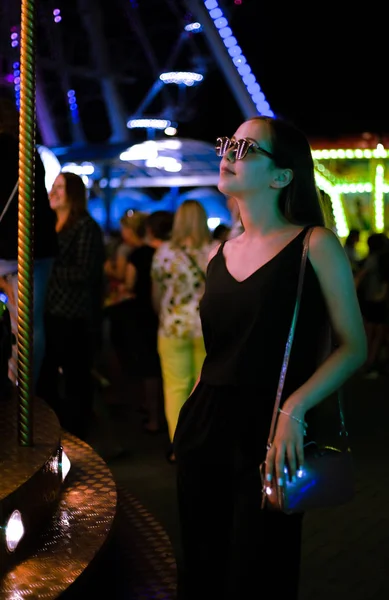 Beautiful Girl Neon Lights Night Amusement Park — Stock Photo, Image