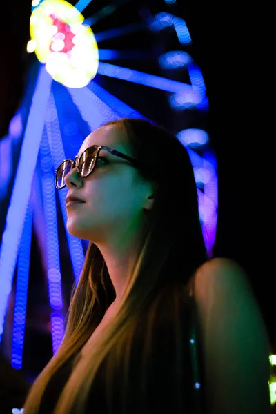Krásná Dívka Neonové Světelné Noci Zábavním Parku — Stock fotografie
