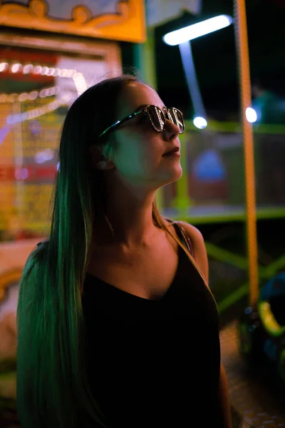 Hermosa Chica Luces Neón Por Noche Parque Atracciones — Foto de Stock