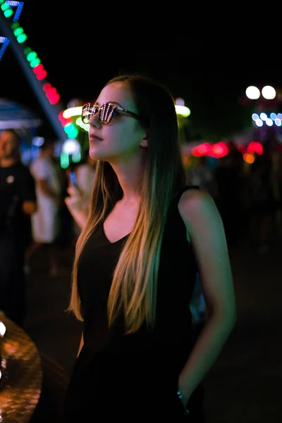 Menina Bonita Luzes Néon Noite Parque Diversões — Fotografia de Stock