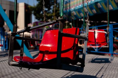 Zincirde oturuyorum. Lunaparkta bir yaz güneşli bir günde Carousel.