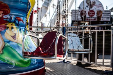 Zincirde oturuyorum. Lunaparkta bir yaz güneşli bir günde Carousel.