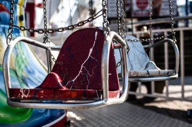 Zincirde oturuyorum. Lunaparkta bir yaz güneşli bir günde Carousel.