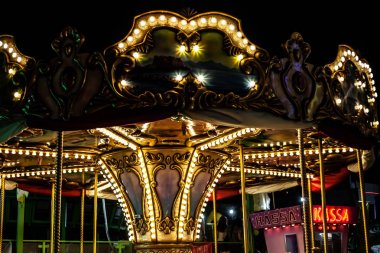 Lunaparkta güzel atlıkarınca. Gece ışıkları atlıkarınca.