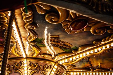 Lunaparkta güzel atlıkarınca. Gece ışıkları atlıkarınca.