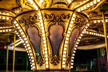 Lunaparkta güzel atlıkarınca. Gece ışıkları atlıkarınca.