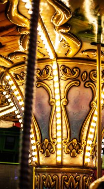 Lunaparkta güzel atlıkarınca. Gece ışıkları atlıkarınca.