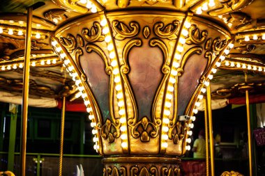 Lunaparkta güzel atlıkarınca. Gece ışıkları atlıkarınca.