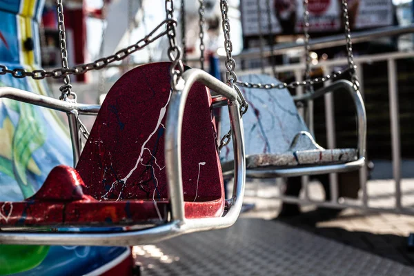 Zittend Een Ketting Carrousel Een Zonnige Zomerdag Het Pretpark — Stockfoto
