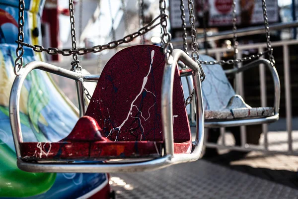 Assis Sur Une Chaîne Carrousel Par Une Journée Ensoleillée Été — Photo