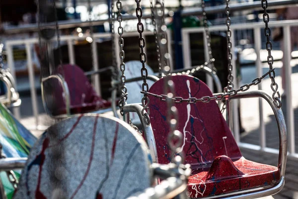 Seduto Una Catena Giostra Una Giornata Sole Estivo Nel Parco — Foto Stock