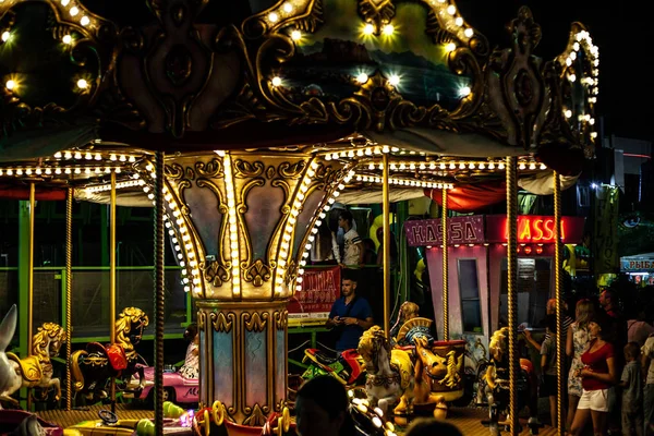 遊園地の美しいカルーセル ナイトライトカルーセル — ストック写真