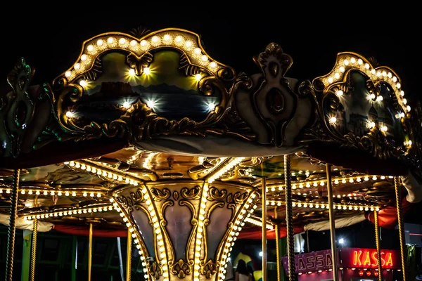 Belo Carrossel Parque Diversões Carrossel Luzes Noturnas — Fotografia de Stock