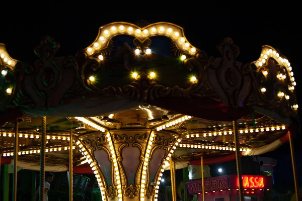 Hermoso Carrusel Parque Atracciones Carrusel Luces Nocturnas — Foto de Stock