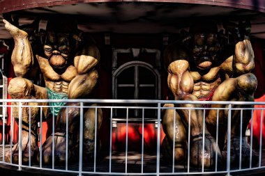 Büyük bir canavar tavana kadar desteklenir. Cadılar Bayramı konsepti.