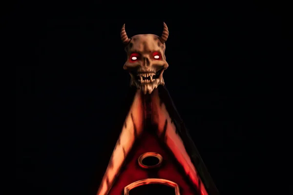 Голова Дьявола Рогами Крыше Дома Фон — стоковое фото