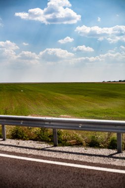 Peyzaj alanları arka plan. Mavi gökyüzü güneşli..