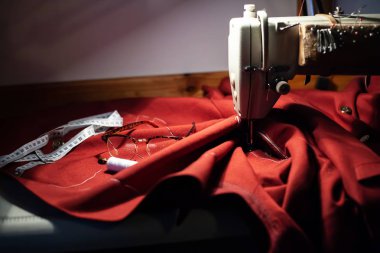 Giysi ev üretimi, dikiş makinesi.