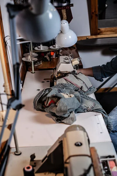 Casa Produção Roupas Máquina Costura — Fotografia de Stock