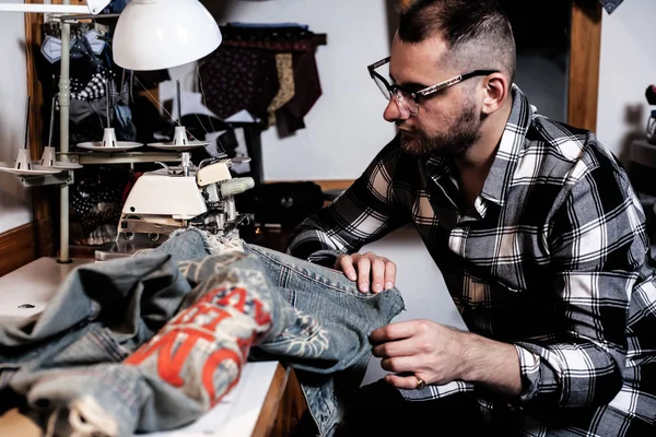 European Man Sews Clothes His Sewing Workshop Home — Stock Photo, Image