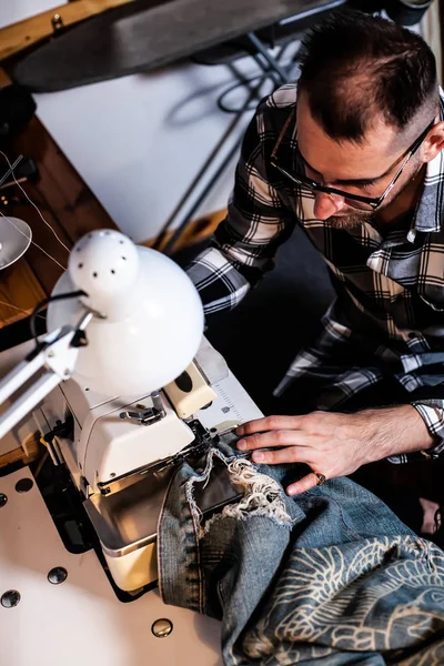 European Man Sews Clothes His Sewing Workshop Home — Stock Photo, Image