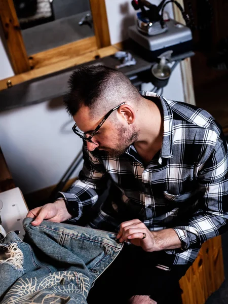 European Man Sews Clothes His Sewing Workshop Home — Stock Photo, Image