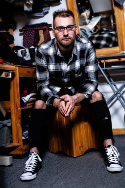 Adam şık onun terzi ev atölyesinde giyinmiş.