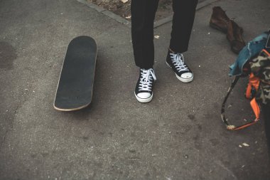 Klasik siyah takım elbiseli bir adam. Kaykay, ücretsiz yaşam konsepti.