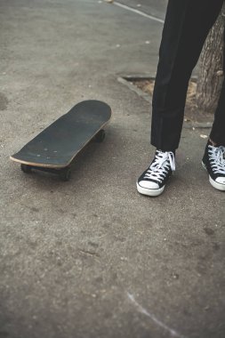 Klasik siyah takım elbiseli bir adam. Kaykay, ücretsiz yaşam konsepti.