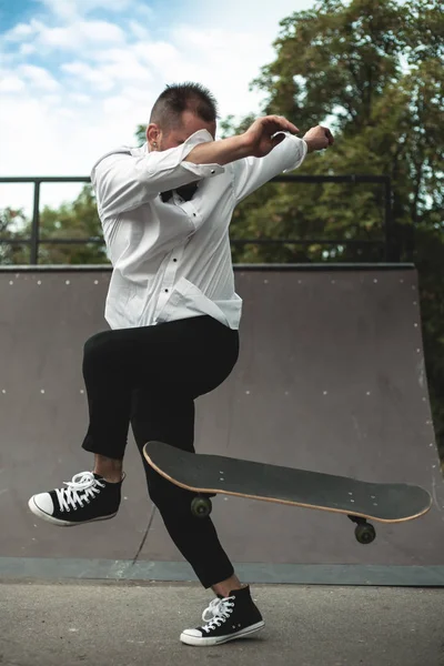 Chlápek Klasickém Černém Obleku Skateboarding Koncept Volného Života — Stock fotografie