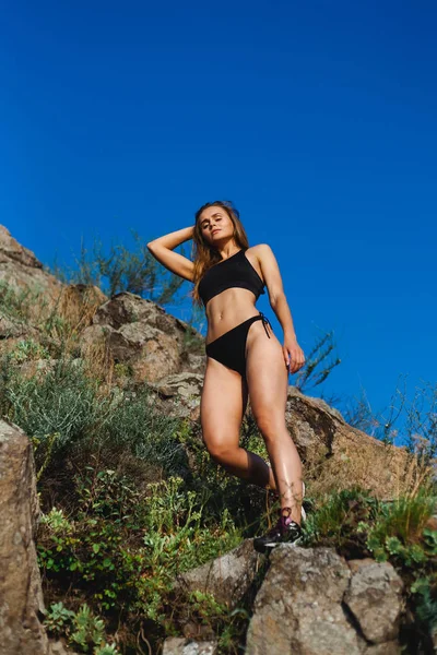 Beautiful Athletic Girl Sneakers Outdoors Rocky Area Island — Stock Photo, Image