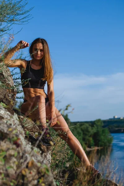 Menina Bonita Atlética Tênis Livre Uma Área Rochosa Ilha — Fotografia de Stock