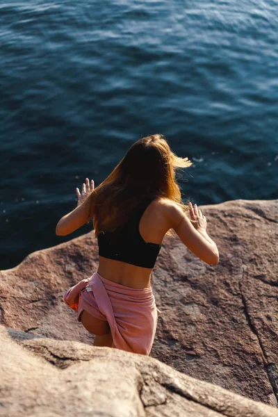 Menina Bonita Atlética Tênis Livre Uma Área Rochosa Ilha — Fotografia de Stock