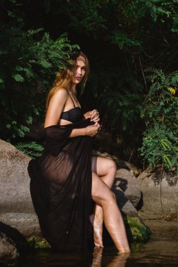 Sahilde poz siyah mayo ve pareo güzel model.