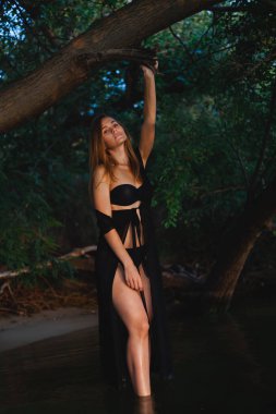 Sahilde poz siyah mayo ve pareo güzel model.