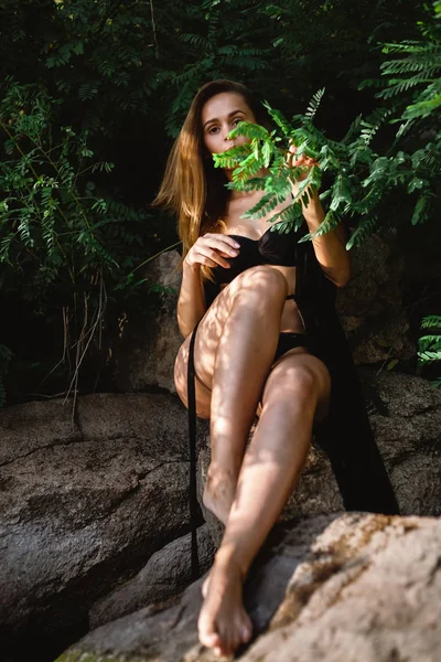 Mooi Model Een Zwart Badpak Pareo Poseren Aan Kust — Stockfoto