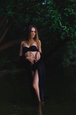 Sahilde poz siyah mayo ve pareo güzel model.