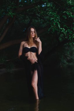 Sahilde poz siyah mayo ve pareo güzel model.