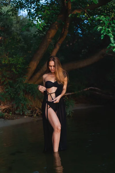 Sahilde Poz Siyah Mayo Pareo Güzel Model — Stok fotoğraf