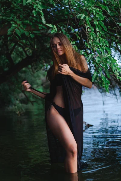 Hermosa Modelo Traje Baño Negro Pareo Posando Costa —  Fotos de Stock