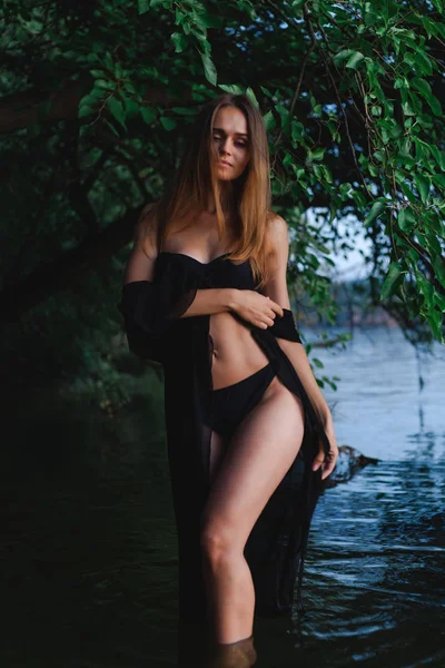 Mooi Model Een Zwart Badpak Pareo Poseren Aan Kust — Stockfoto