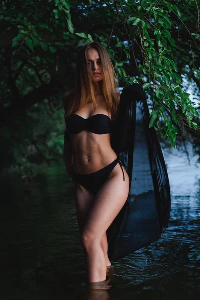 Krásný Model Černém Plavkách Pareo Pózový Pobřeží — Stock fotografie