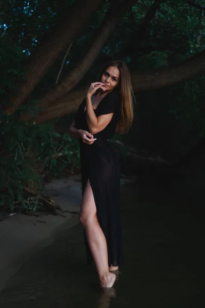 Gyönyörű Modell Egy Fekete Fürdőruhát Pareo Pózol Tengerparton — Stock Fotó