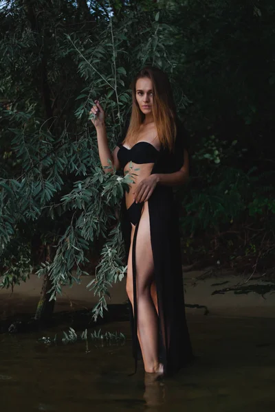 Hermosa Modelo Traje Baño Negro Pareo Posando Costa — Foto de Stock